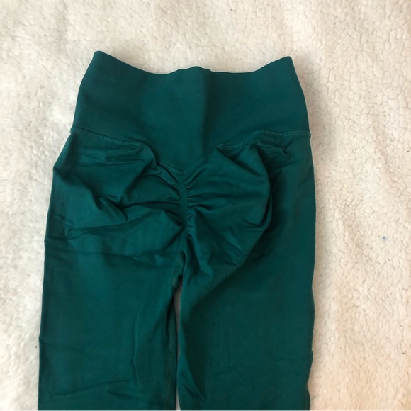 *SOLD* Dark green scrunch bum leggings - Picture 3 of 4
